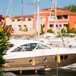 Spacieux Avec Balcon Et Acces A Port - Fr-1-868-12