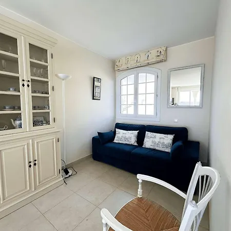 Spacieux Avec Balcon Et Acces A Port - Fr-1-868-12 غريمو